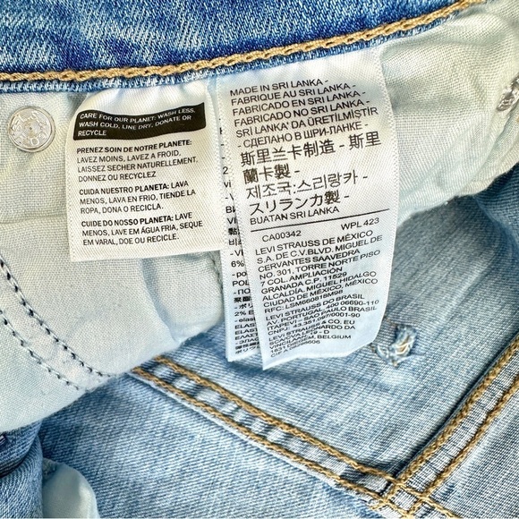 Levi’s Highrise Hypersoft Shorts in Medium Wash Size 28/6 Small - Picture 6 of 13